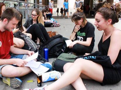 Estudiantes repasan antes de un examen de Selectividad.