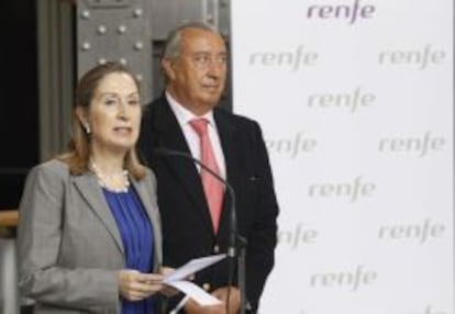 La ministra de Fomento, Ana Pastor, con el presidente de Renfe, Julio G&oacute;mez Pomar.