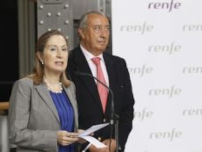 La ministra de Fomento, Ana Pastor, con el presidente de Renfe, Julio G&oacute;mez Pomar.