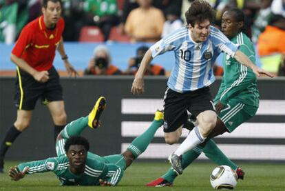 Messi se lleva el balón entre Haruna (a la izquierda) y Odiah.