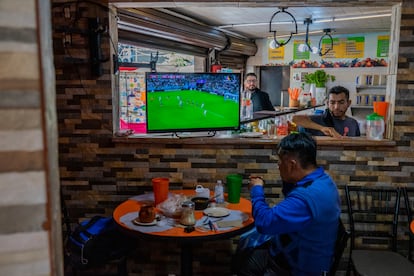 Un hombre come en un restaurante.