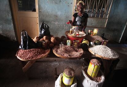 Una mujer vende judías en un mercado local de Chimoio (Mozambique). Los fijoles son la principal legumbre en África Oriental y del Sur, y su producción (más de 4,5 millones de toneladas) se ha quintpulicado desde 1994. Curiosamente, su valor de producción solo se ha duplicado en los últimos 20 años hasta superar los 800 millones de dólares al año.