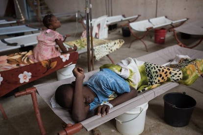 El cólera causa una fuerte diarrea, en general descontrolada, junto a vómitos y otros síntomas que pueden llevar a la deshidratación y, en caso de no tratarse adecuadamente, llegan a provocar la muerte. En clínicas como esta de Diquini (Haití), lo primero que hacen es identificar si es cólera. Después tratan al paciente con sueros para rehidratarlo e intentar estabilizarlo.