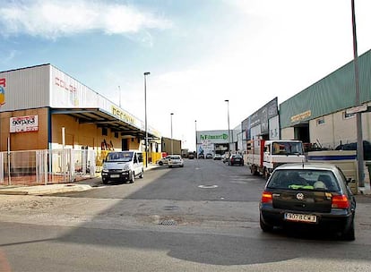 Una de las calles del polígono industrial de Carcaixent donde se ha detectado la presencia de la legionela.