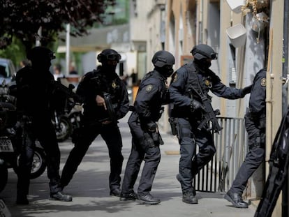 Agents dels Mossos entren en un portal del carrer Sant Josep Oriol.