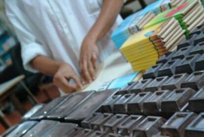 Envasado del chocolate criollo en la Hacienda Bukare, en Venezuela.