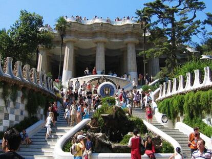 Turistas en el Parque Güell, en Barcelona. Cataluña fue la comunidad con más visitantes en 2019.