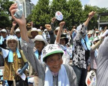 Unos pescadores de Fukushima se manifiestan contra la planta nuclear de la operadora Tokyo Electric Power Company (TEPCO), en Tokio (Japón). EFE/Archivo