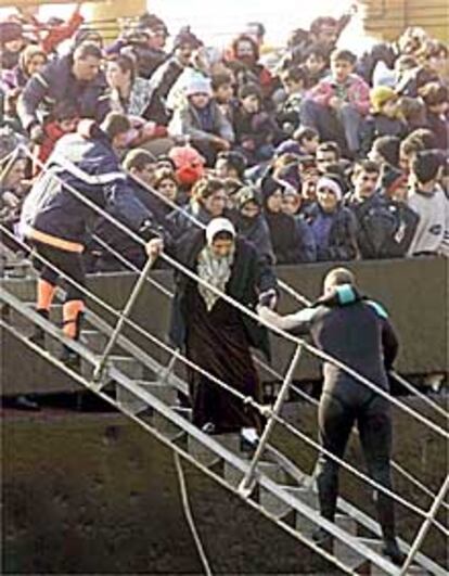 Rescate de los inmigrantes kurdos (unos 900) del barco <b></b><i>East Sea</i>, encallado ante la Costa Azul francesa en febrero.