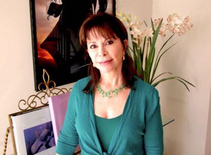La escritora Isabel Allende en la mansión victoriana de Sausalito, California, donde se ubica su oficina
