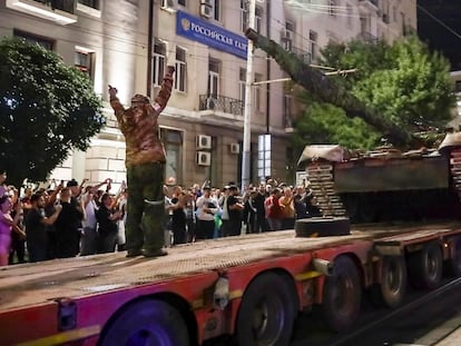 Members of the Wagner Group load their tank onto a truckin Rostov-on-Don on June 24, 2023.