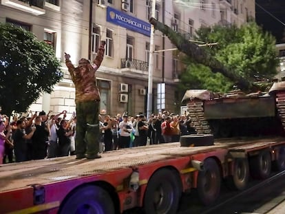 Los miembros de Wagner cargan un tanque en un camión en la ciudad rusa de Rostov del Don.