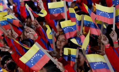 Un grupo de niños ondean banderas venezolanas antes del juramento de Maduro, en Caracas. 