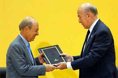 El presidente de la Convención europea, Valéry Giscard d&#39;Estaing, entrega el proyecto de Constitución al griego Costas Simitis, presidente de turno de la UE.