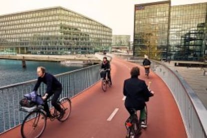 El nuevo puente que cruza el puerto es solo para bicis, que tienen preferencia en toda la ciudad.