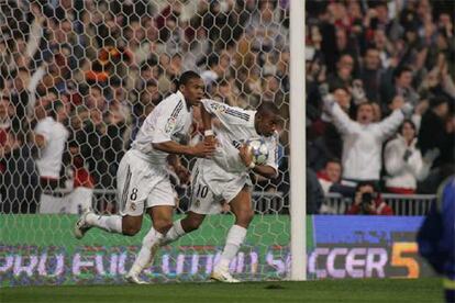 Baptista y Robinho corren hacia el centro del campo tras el gol del segundo.