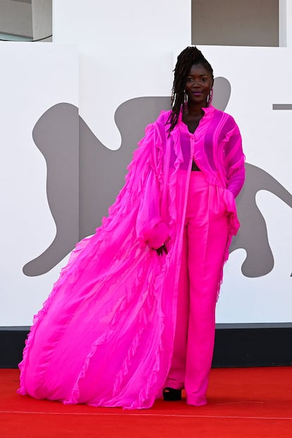 Alice Diop, directora de Saint Omer, presentó su película vestida de Valentino, con un pantalón y amplia camisa de la colección o-i 2022.