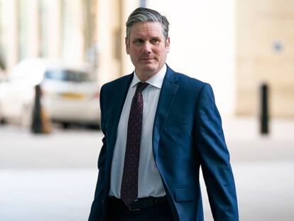 Keir Starmer frente a la sede de la BBC. 
 
 
 