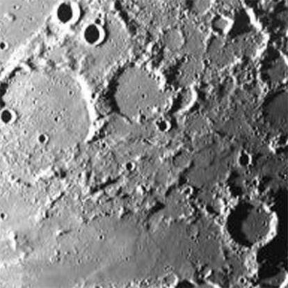 Una de las imágenes de la Luna tomadas por la sonda<i> Smart-1,</i> en la que se observa, abajo, a la derecha, el cráter Mouchez, cercano a la longitud cero.