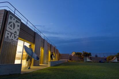 El albergue surfista Raz Surf, en la playa de Razo, en Carballo (A Coruña).
