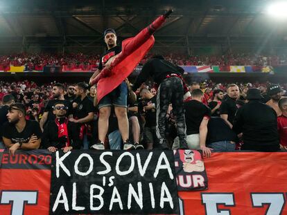 Los aficionados albaneses despliegan un cartel que dice: 'Kosovo es Albania'.