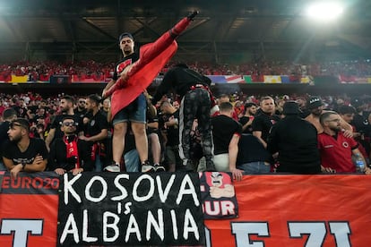 Los aficionados albaneses despliegan un cartel que dice: 'Kosovo es Albania'.