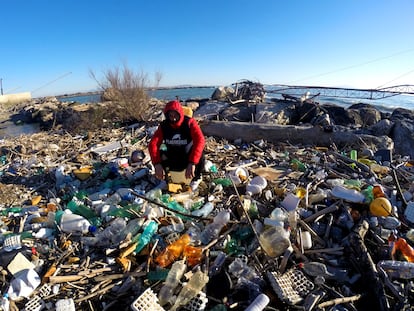 Contaminación por plástico tras una crecida del río Voltorno, al norte de Nápoles (Italia).