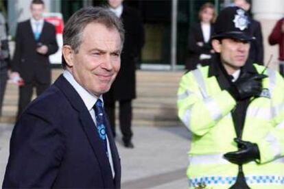 Tony Blair abandona la reunión anual de la patronal británica, ayer en Londres.