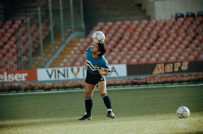 Diego Maradona durante un calentamiento en 1990.