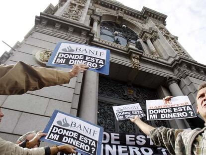 Afectados por la crisis de Lehman protestan ante el Banco de España el pasado 13 de octubre.