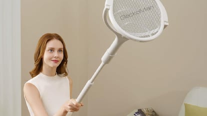 matamoscas eléctrico en forma de raqueta con peso muy liviano.