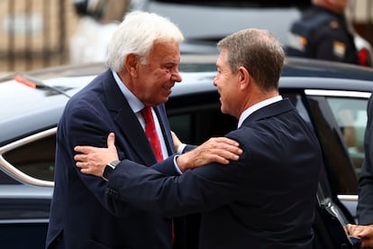 Emiliano García-Page, recibe al expresidente del Gobierno Felipe González en Toledo, el 11 de junio.