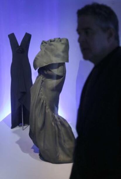 Algunos de los trajes expuestos en Balenciaga. La experiencia del lujo.