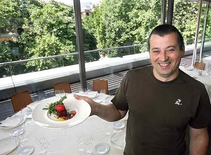 Aitor Basabe, cocinero de Arbola Gaña, sostiene un plato de atún salvaje marinado con sanguina, Campari y macadamias.