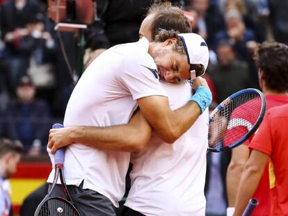 Struff y Puetz celebran la victoria, este sábado en Valencia.