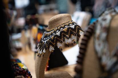 Accesorios a la venta elaborados por las mujeres del cabildo urbano Embera, diosa del Chairá.