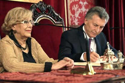 La alcaldesa de Madrid, Manuela Carmena (i), recibe en el Salón de Plenos de la Casa de la Villa, al presidente de Argentina, Mauricio Macri (d), a quien ha hecho entrega de la Llave de Oro de la Ciudad como símbolo de fraternidad y solidaridad con el pueblo argentino.