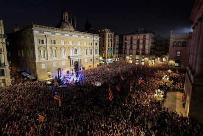 La gente continúa la celebración de la proclamación de independencia de Cataluña frente al Palau de la Generalitat.