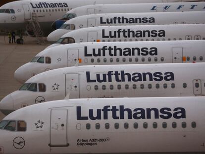 Varios aviones de la aerolínea Lufthansa en el aeropuerto de Fráncfort.