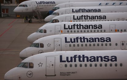 Varios aviones de la aerolínea Lufthansa en el aeropuerto de Fráncfort.