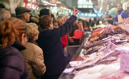 Una pescadería del mercado central en Valencia.