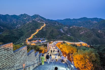 Visitantes a la zona de la Gran Muralla en Badaling, el segmento más visitado, durante la noche.