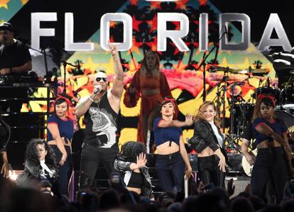 Flo Rida, junto a Bebe Rexha, también fue otro de los artistas invitados a actuar en la gala de los Teen Choice. El dúo cantó temas como 'My House', 'Good Feeling', 'Right Round' y 'Zillionaire'.