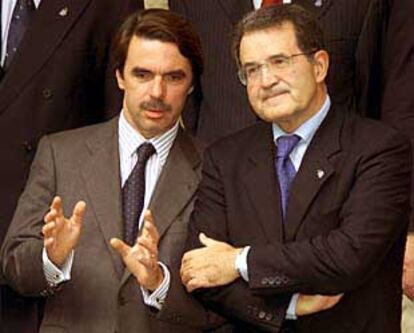El jefe del Gobierno español, José María Aznar, charla con el presidente de la Comisión Europea, Romano Prodi.