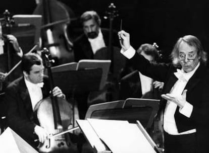 Karlheinz Stockhausen dirigiendo una de sus obras en Budapest, en 1984.