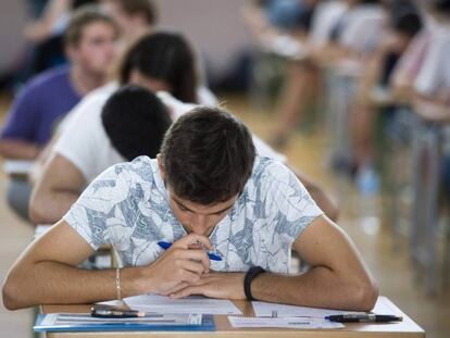 Un estudiante lee uno de los ex&aacute;menes de la prueba de acceso a la Universidad, en Menorca. 