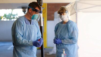 Personal sanitario, durante un examen en Seattle, EE UU.