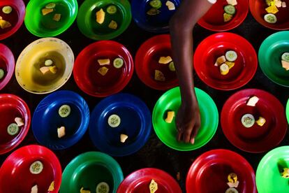 Un voluntario de Bangladés prepara comida Iftar para los devotos musulmanes antes de romper su ayuno durante el mes sagrado del Ramadán en un santuario en Daca (Bangladés).