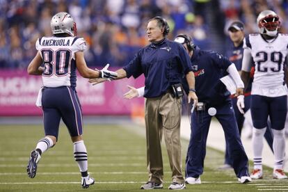 El entrenador Bill Belichick felicita a uno de sus jugadores