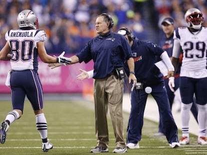 El entrenador Bill Belichick felicita a uno de sus jugadores